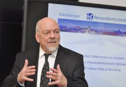 Hauptreferent Prof. Dr. Peter Nieschmidt beim Vortrag