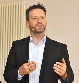 Hauptreferent Dr. Oliver Haas bei seinem Vortrag zu Corporate Happiness