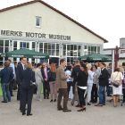 Gaeste vor Merks Motor Museum.jpg